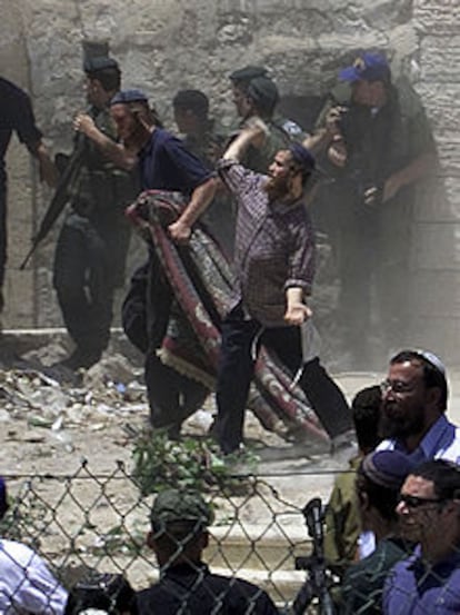 Varios colonos arrojan piedras contra casas palestinas en Hebrón.