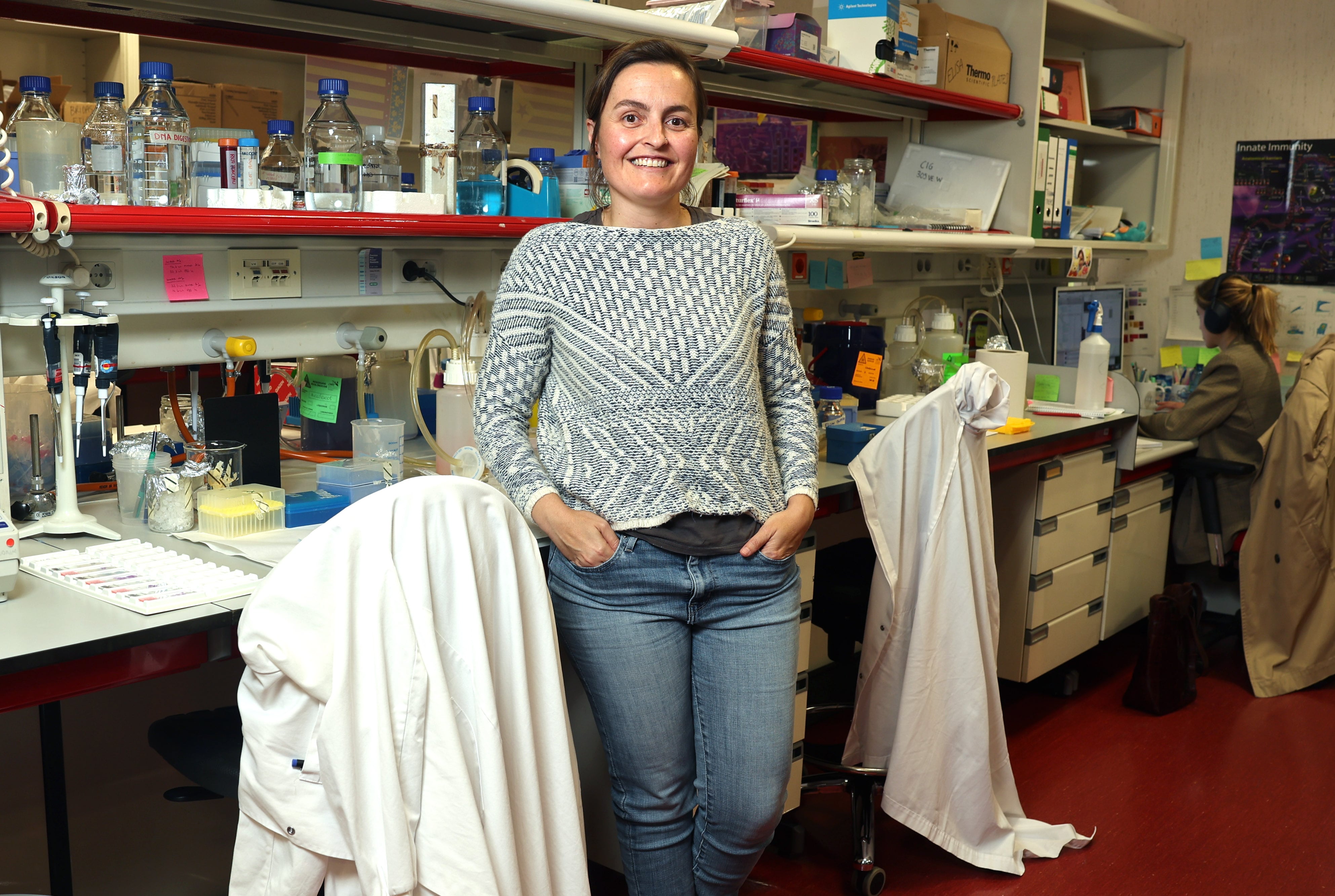 La investigadora María Casanova en el laboratorio del Centro Nacional de Investigaciones Oncológicas.