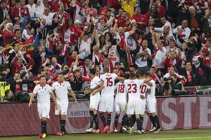 Jugadores del Sevilla celebran después de anotar el gol del empate 1-1 durante el partido por la final de la Liga Europa.