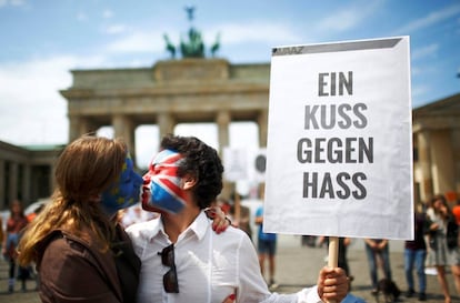 Dos defensores de que Reino Unido permanezca en la UE se besan frente a la puerta de Brandemburgo, Berl&iacute;n. 