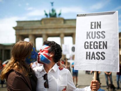 Dos defensores de que Reino Unido permanezca en la UE se besan frente a la puerta de Brandemburgo, Berl&iacute;n. 