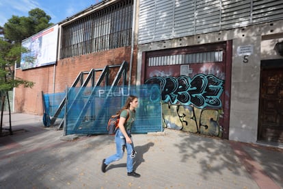 Una mujer camina por delante de la entrada de la Casa Vallet, este lunes.