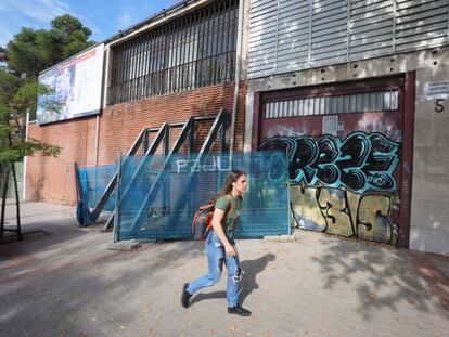 Una mujer camina por delante de la entrada de la Casa Vallet, este lunes.