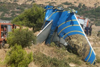 Equipos de rescate griegos trabajan en el lugar del siniestro.