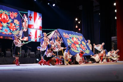 El Ballet Nacional de Ucrania Virsky durante una actuación.