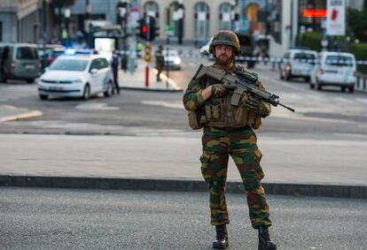Un soldado hace guardia en el exterior de la Estación Central de Bruselas.