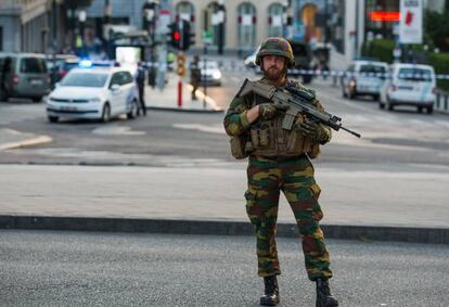 Un soldado hace guardia en el exterior de la Estaci&oacute;n Central de Bruselas.