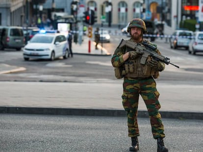 Un soldado hace guardia en el exterior de la Estaci&oacute;n Central de Bruselas.