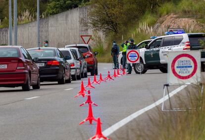 Una patrulla de la Guardia Civil realiza un control en los accesos a un centro comercial en el concejo asturiano de Siero, este sábado.