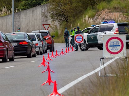 Una patrulla de la Guardia Civil realiza un control en los accesos a un centro comercial en el concejo asturiano de Siero, este sábado.