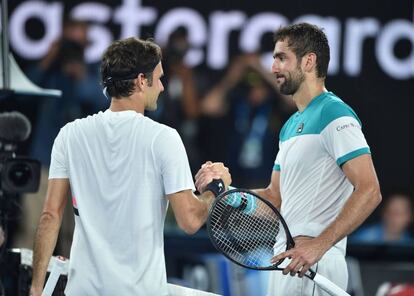 Roger Federer saluda al crotata Marin Cilic tras perder la final masculina del Open de Australia, el 28 de enero de 2018.