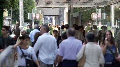 Una de las calles comerciales de Valencia llena de gente. 