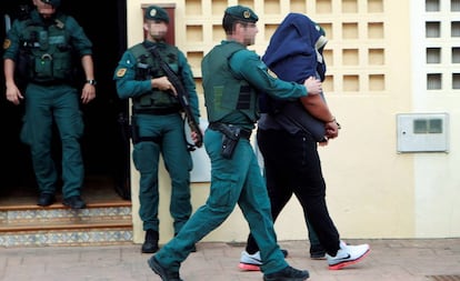 Agentes de la Guardia Civil trasladan a un detenido en Algeciras.