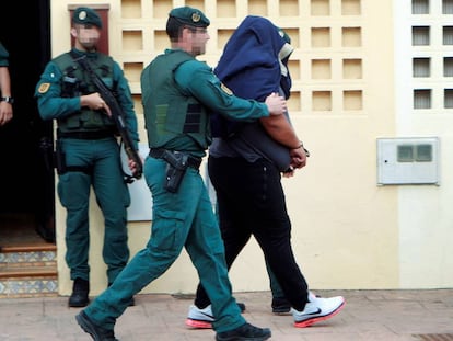 Agentes de la Guardia Civil trasladan a un detenido en Algeciras.
