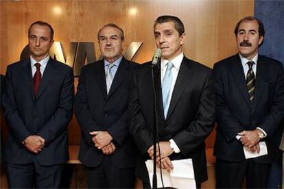 Miguel Sebastián, Pedro Solbes, Manuel Conthe y Carlos Arenillas, en el acto de toma de posesión.