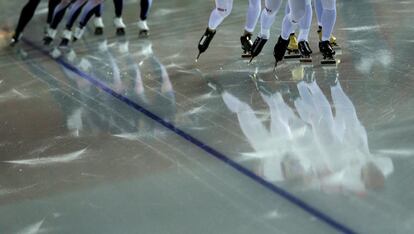 Detalle de los equipos de Rusia y Corea del sur durante una sesión de entrenamiento en el Alder Arena de Sochi. 