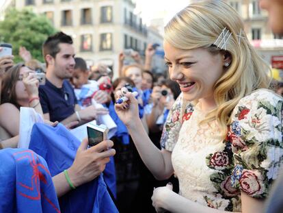 De Tokio a Madrid: ¿Qué look de Emma Stone te gusta más?