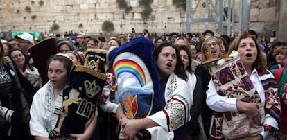 Mujeres judías con la Torá tras rezar en el Muro de las Lamentaciones de Jerusalén.