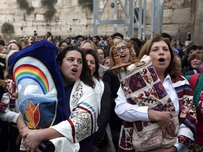 Mulheres judias com a Torá depois de rezarem no Muro das Lamentações, em Jerusalém.