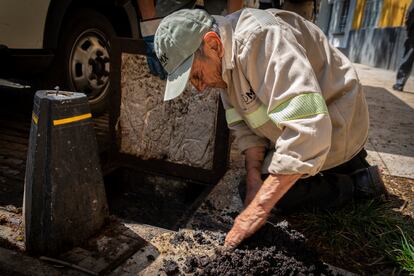 Samuel Lara, de 80 años, empleado de la delegación Cuauhtémoc, trabaja en el saneamiento de una alcantarilla.