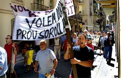 Los vecinos de la Barceloneta ya no saben qué hacer y ayer unos 200 se echaron ayer a la calle a protestar. 'Es que tenemos dos problemones: los ruidos por las fiestas que se organizan en la playa y la delincuencia, que cada vez está peor', aseguró ayer Manel Moscat, de la asociación de vecinos. 'A mí me entraron a robar cuando estábamos durmiendo, y se llevaron dinero y hasta los juguetes de los niños para malvenderlos', comentaba otra vecina, que reclamaba, como todos, una comisaría para el barrio.
