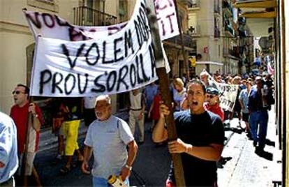 Los vecinos de la Barceloneta ya no saben qué hacer y ayer unos 200 se echaron ayer a la calle a protestar. &#39;Es que tenemos dos problemones: los ruidos por las fiestas que se organizan en la playa y la delincuencia, que cada vez está peor&#39;, aseguró ayer Manel Moscat, de la asociación de vecinos. &#39;A mí me entraron a robar cuando estábamos durmiendo, y se llevaron dinero y hasta los juguetes de los niños para malvenderlos&#39;, comentaba otra vecina, que reclamaba, como todos, una comisaría para el barrio.