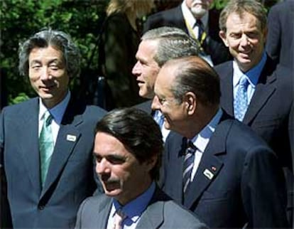 De izquierda a derecha, Koizumi, Aznar, Bush, Chirac y Blair, ayer en Kananaskis.