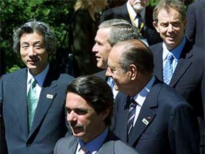 De izquierda a derecha, Koizumi, Aznar, Bush, Chirac y Blair, ayer en Kananaskis.
