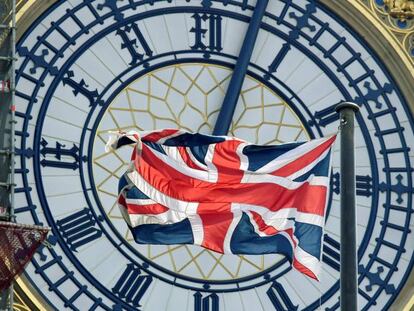 La bandera británica ondea delante del reloj del Big Ben.