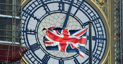 La bandera británica ondea delante del reloj del Big Ben.