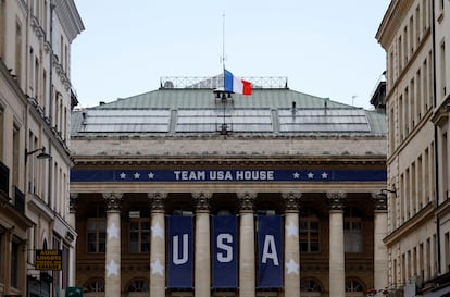 Banderas y decoración en la fachada del Palacio Brongniart, casa del 'Team USA' durante las olimpiadas.
