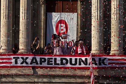 Los jugadores rojiblancos saludan a los aficionados desde el Ayuntamiento de Bilbao.