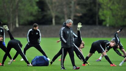 Jose Mourinho, técnico de los 'blues', observa el entrenamiento previo al partido de vuelta de cuartos de final de la Champions que les enfrentará al PSG.