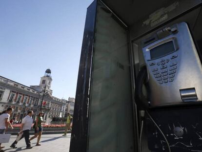 Una cabina telef&oacute;nica en la madrile&ntilde;a Puerta del Sol.