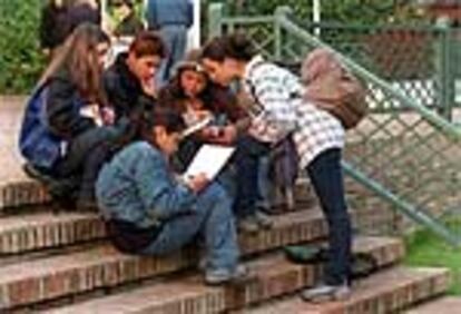 Un grupo de estudiantes de la ESO de Madrid participan en una actividad escolar