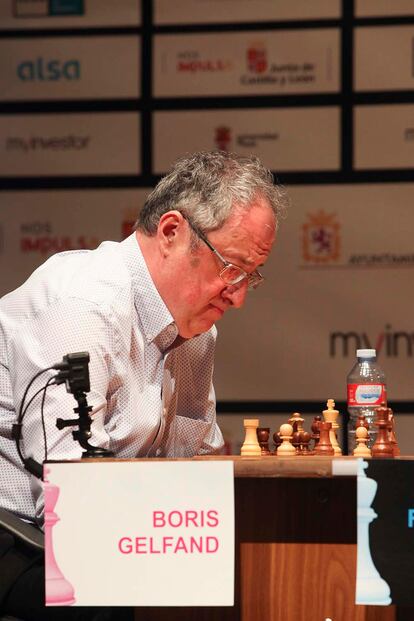 Borís Guélfand, durante la primera partida de la semifinal contra Paco Vallejo, hoy en el Auditorio de León