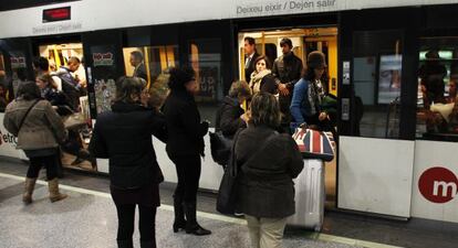 Viajeros del Metro en la estaci&oacute;n de X&agrave;tiva