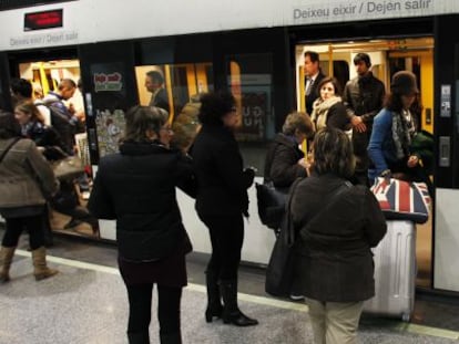 Viajeros del Metro en la estaci&oacute;n de X&agrave;tiva