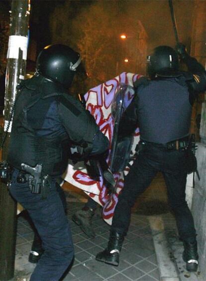 La Policía carga con violencia contra jóvenes manifestantes antifascistas.