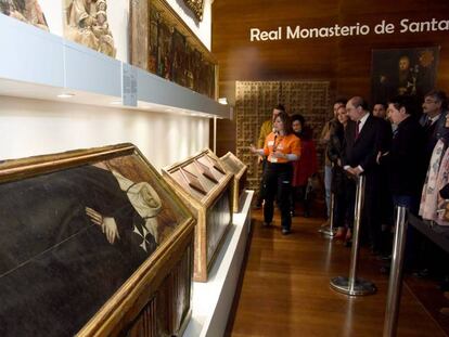 El presidente del Gobierno de Arag&oacute;n, Javier Lamb&aacute;n durante la visita guiada a los bienes que llegaron del museo de Lleida.