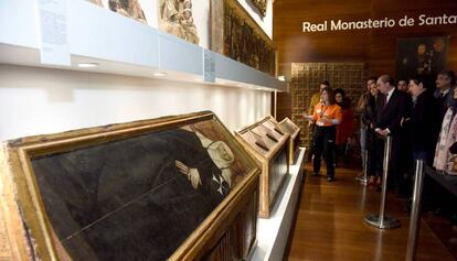 El presidente del Gobierno de Arag&oacute;n, Javier Lamb&aacute;n durante la visita guiada a los bienes que llegaron del museo de Lleida.