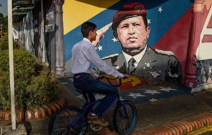 Un joven transita con su bicileta por el Estado de Barinas, en Venezuela. 