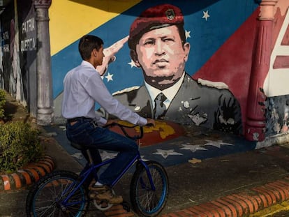 Un joven transita con su bicileta por el Estado de Barinas, en Venezuela. 