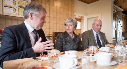 Theresa May, este jueves, junto a par de granjeros, en Bangor (Gales).