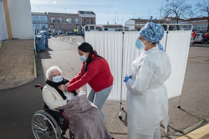 Carmen Álvarez, de 86 años, antes de recibir la vacuna de Pfizer.