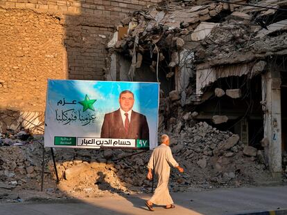 Cartel electoral junto a edificios destrozados por los combates entre el Ejército iraquí y el Estado Islámico, el pasado día 3 en Mosul.