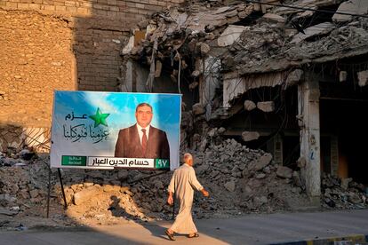 Cartel electoral junto a edificios destrozados por los combates entre el Ejército iraquí y el Estado Islámico, el pasado día 3 en Mosul.