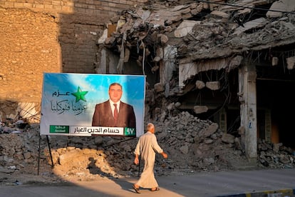 Cartel electoral junto a edificios destrozados por los combates entre el Ejército iraquí y el Estado Islámico, el pasado día 3 en Mosul.