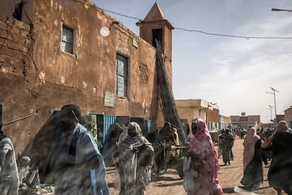 Varios vecinos caminan por el mercado de Tidjikja, en el centro de la ciudad. Tichit es uno de los asentamientos arqueológicos más antiguos de África occidental y de todos los asentamientos construidos a base de piedra al sur del Sahara. Se cree que fueron construidos por el pueblo soninké y, posiblemente, fueron los precursores del imperio de Ghana.