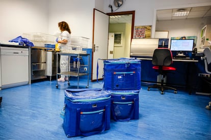 Bolsas de conservación de frío en las que se transportan las muestras.